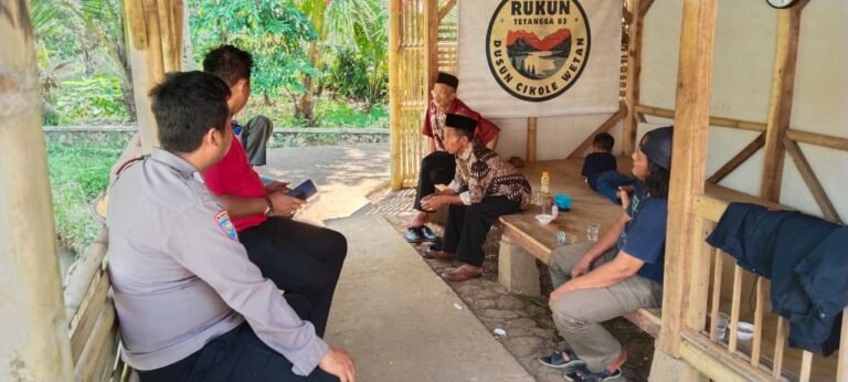 Perkuat Sinergitas, Polsek Cihaurbeuti Polres Ciamis Koorkom Kamtibmas ke Warga Cikole Wetan