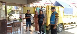Polsek Banjarsari Polres Ciamis Awasi Distribusi Bantuan Pangan ke Warga di Kecamatan Banjarsari