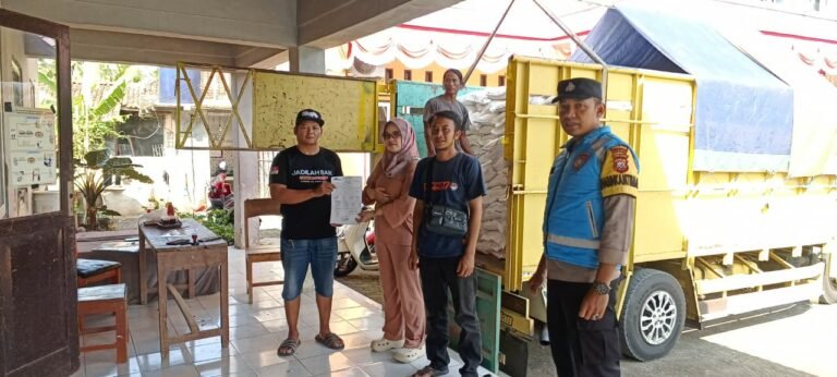 Polsek Banjarsari Polres Ciamis Awasi Distribusi Bantuan Pangan ke Warga di Kecamatan Banjarsari