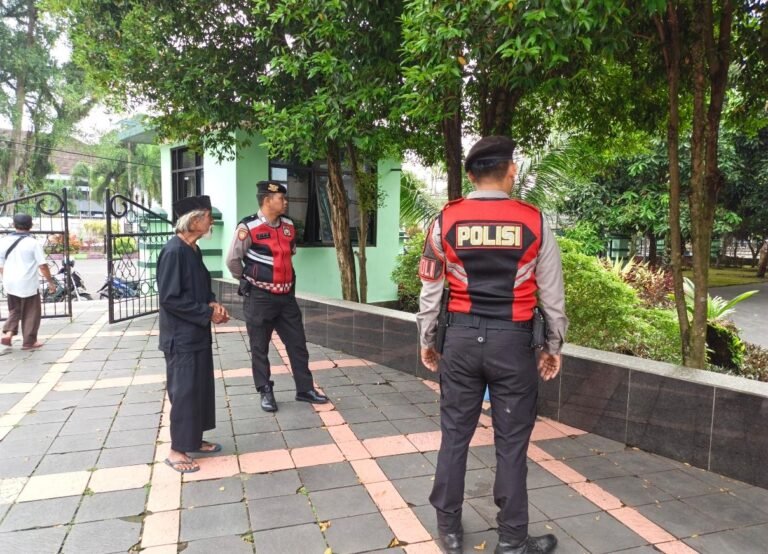 Patroli Dialogis Sat Samapta Polres Ciamis Perkuat Pengamanan Objek Vital dan Berikan Rasa Aman di Kawasan Masjid Agung Ciamis