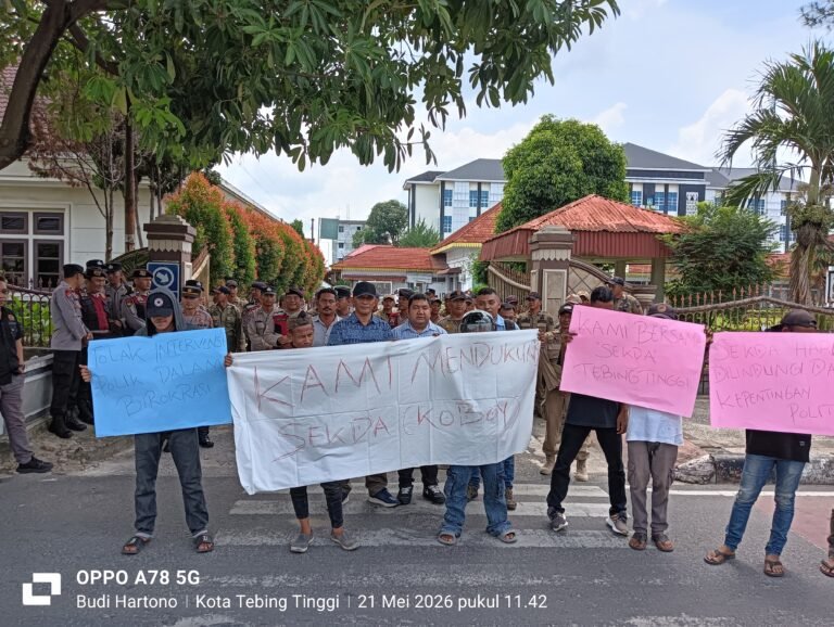 Massa Mendukung Setdako Tebing Tinggi Adakan Aksi Damai di Pintu Masuk Balai Kota