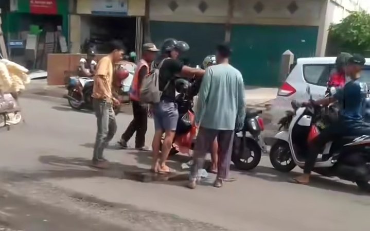 Tempo 24 Jam 10 Korban Pengendara Septor Terjatuh Akibat Kerukan Aspal Jalan Bandarsono