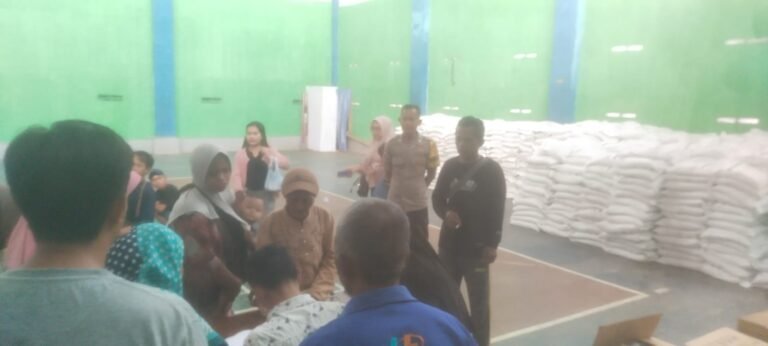 Polsek Cisaga Polres Ciamis Awasi Distribusi Bantuan Pangan ke Warga Mekarmukti