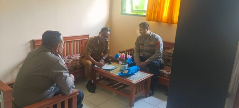 Hadiri Pelepasan Kelas IX SMP Negeri 3 Baregbeg, Polsek Ciamis Himbau Siswa Tidak Rayakan Secara Berlebihan