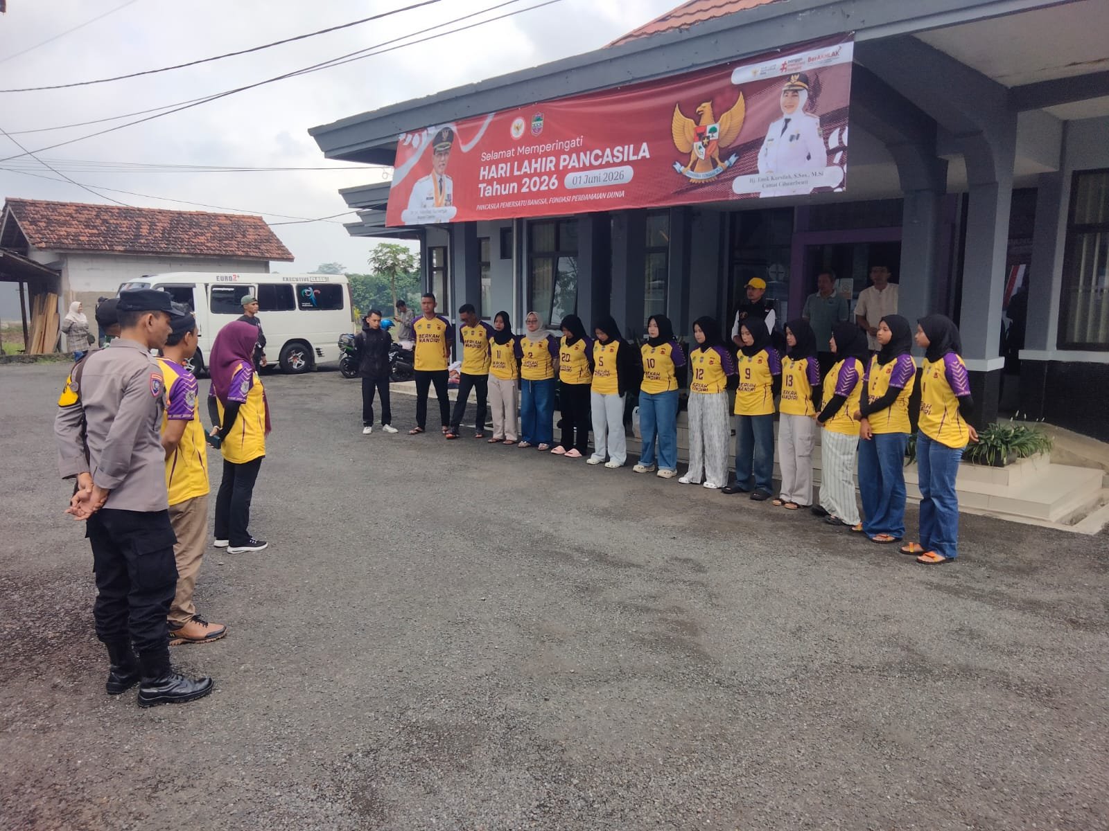 Polsek Cihaurbeuti Beri Dukungan Kontingen Kecamatan Cihaurbeuti Pada Turnamen Bupati Cup