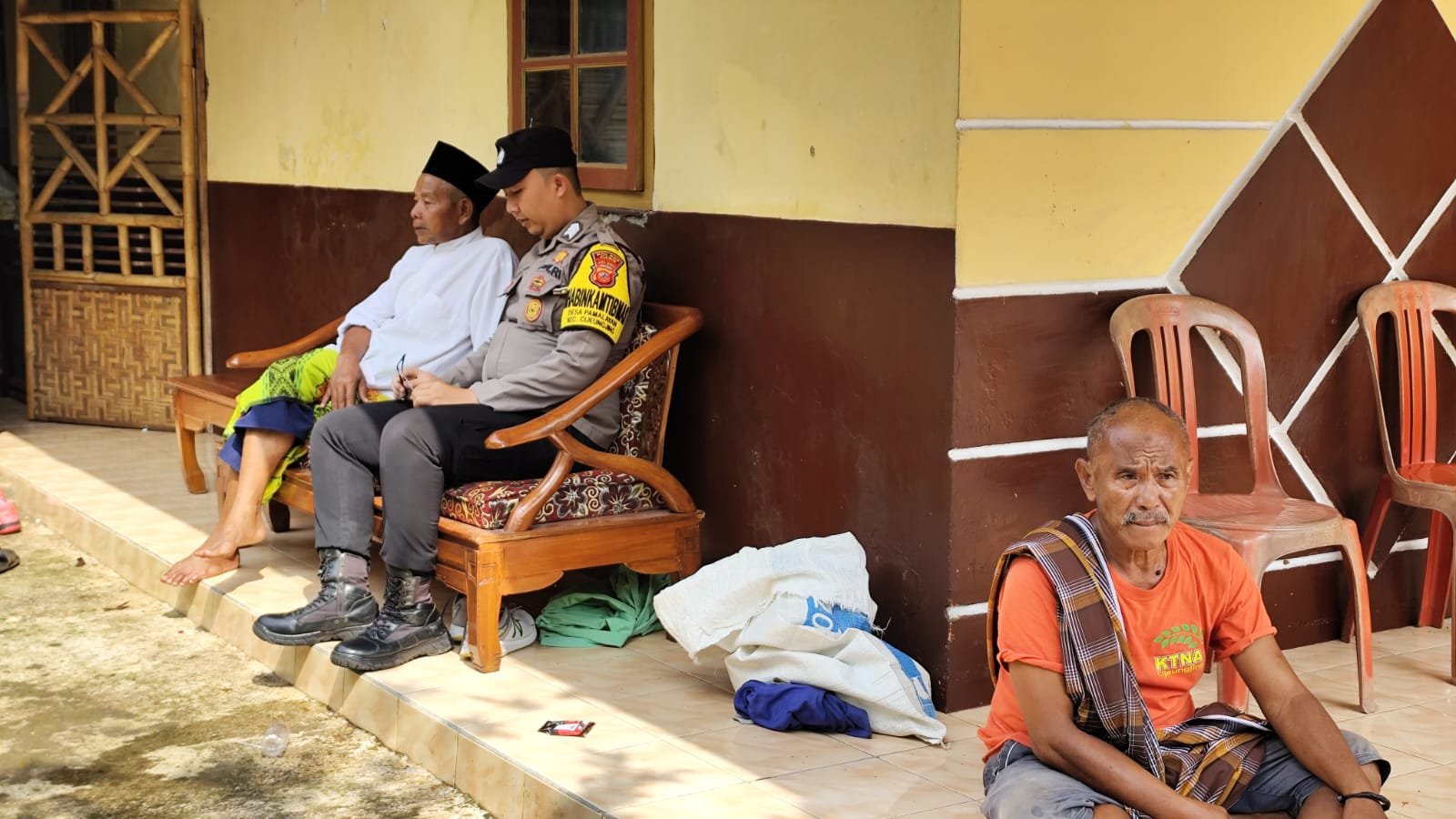 Polri Peduli, Polsek Cijeungjing Takziah ke Rumah Duka di Desa Pamalayan