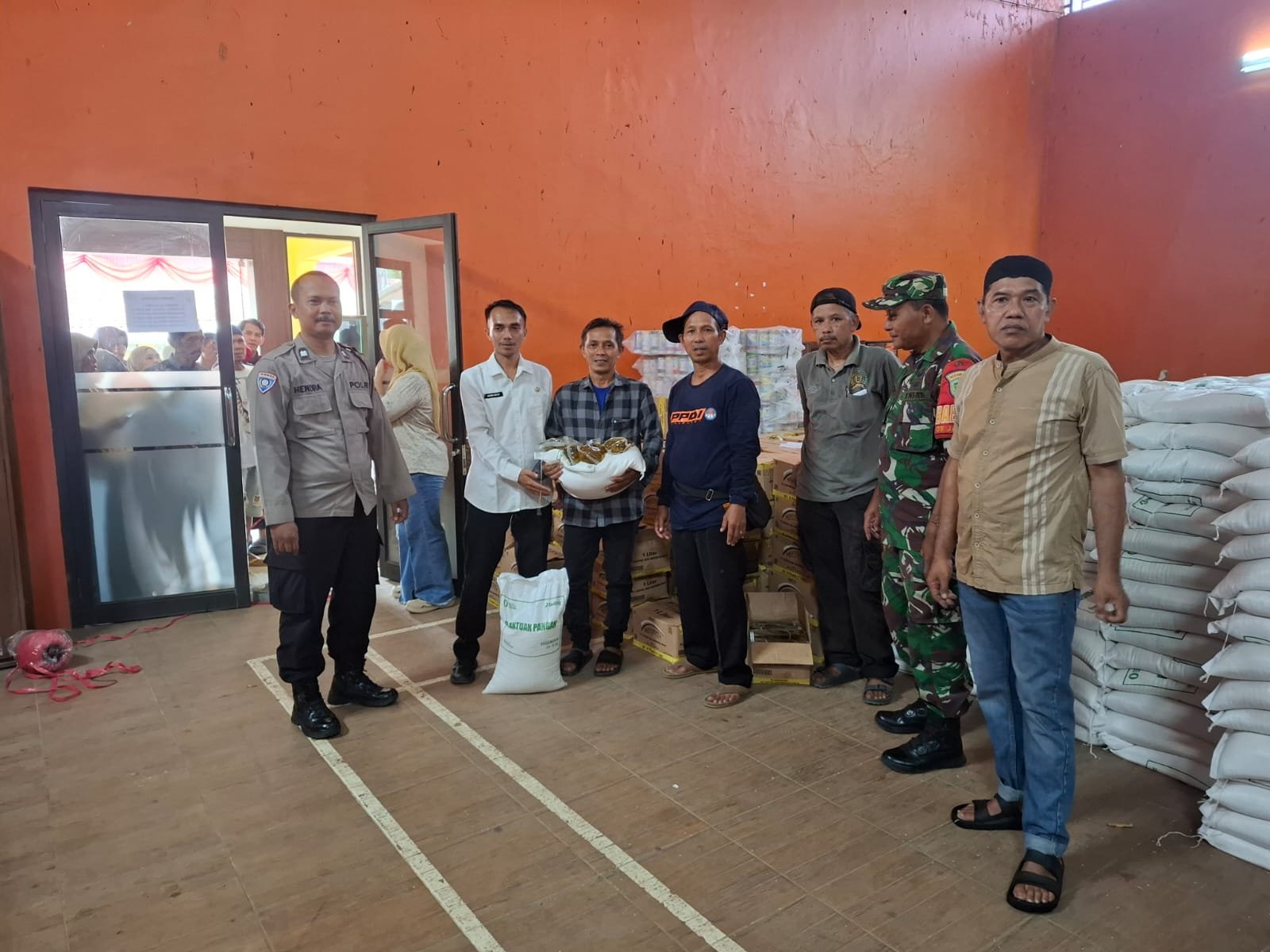 Polsek Cimaragas Kawal Penyaluran Bantuan Pangan untuk 902 KPM di Desa Janggala