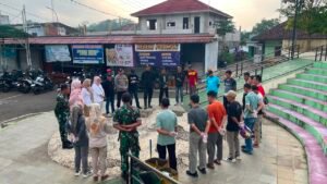 Polsek Cimaragas Dukung Gerakan Nasional Indonesia Asri Melalui Kerja Bakti Lingkungan di Terminal Cimaragas