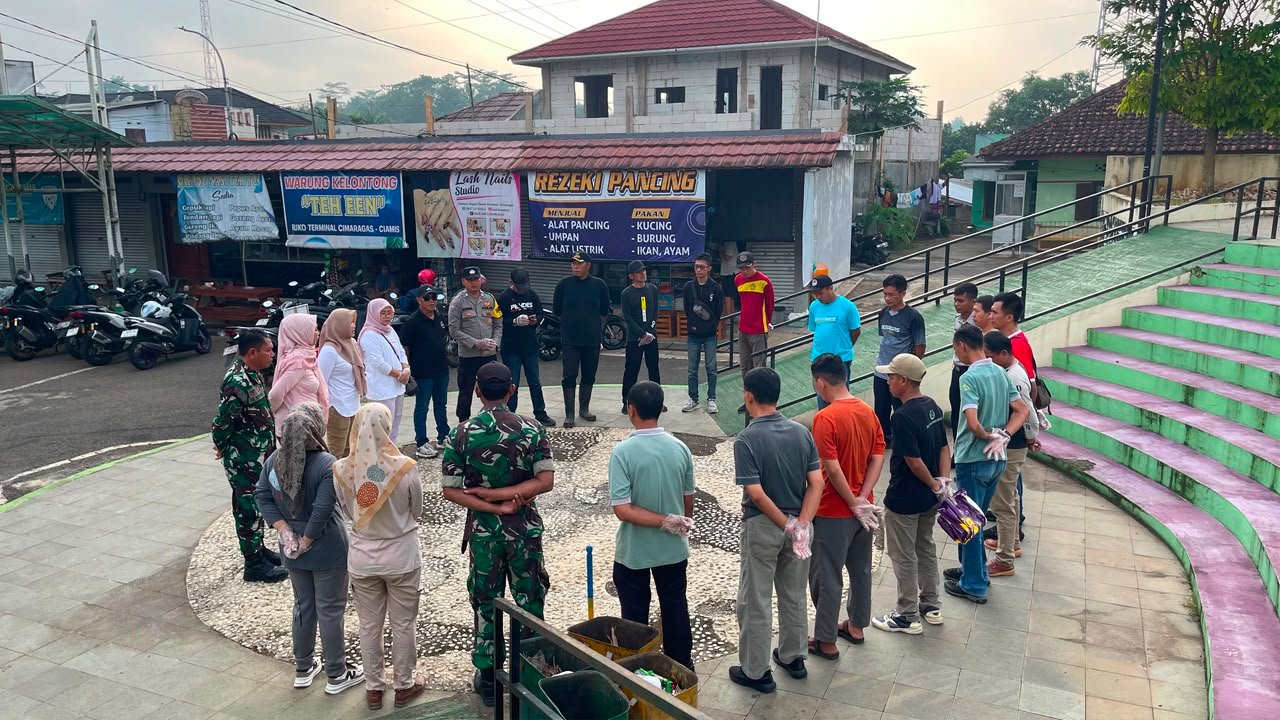 Polsek Cimaragas Dukung Gerakan Nasional Indonesia Asri Melalui Kerja Bakti Lingkungan di Terminal Cimaragas