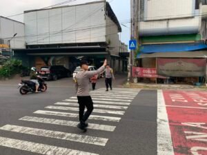 Polsek Ciamis Perkuat Pelayanan Masyarakat Melalui Strong Point Pagi di Depan SDN 3 Ciamis