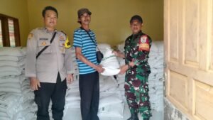 Polsek Lakbok Polres Ciamis Awasi Distribusi Bantuan Pangan ke Warga Cintaratu