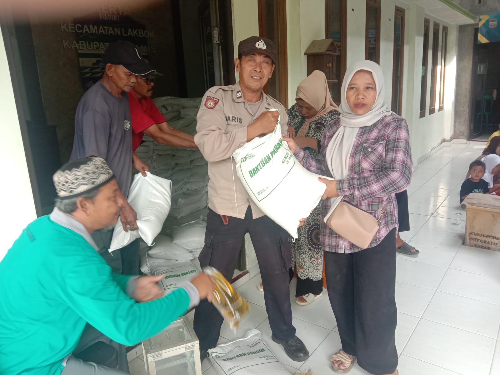 Polsek Lakbok Polres Ciamis Awasi Distribusi Bantuan Pangan ke Warga Kertajaya