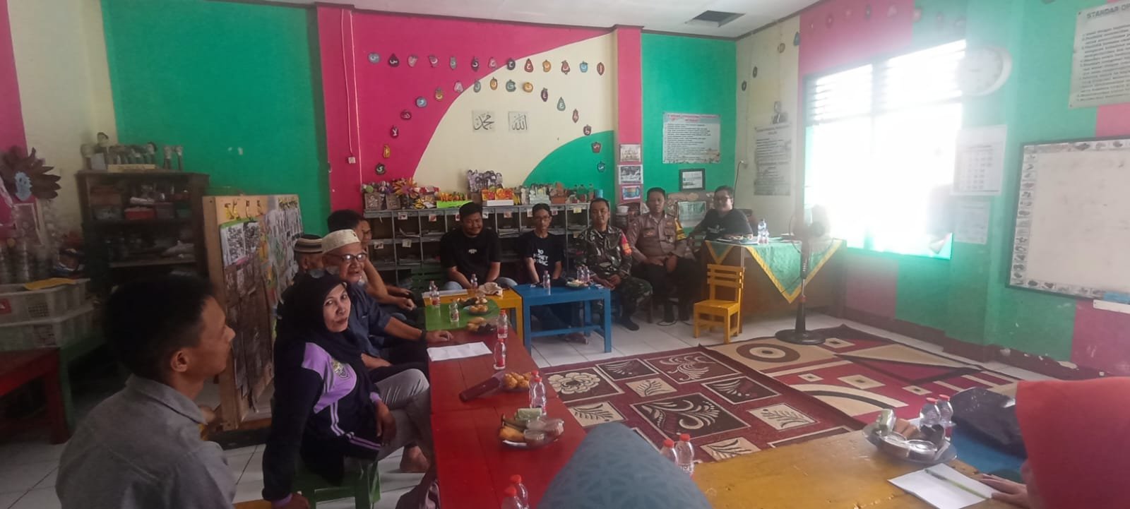 Sinergitas Polri di Dunia Pendidikan, Polsek Cijeungjing Ikuti Rapat Rehab Yayasan TK PGRI Karangkamulyan