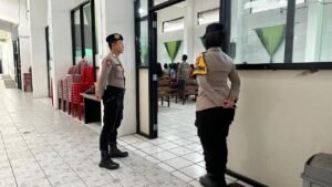 Polsek Ciamis Kawal Kebaktian Minggu di GKI, Hadir Berikan Rasa Aman