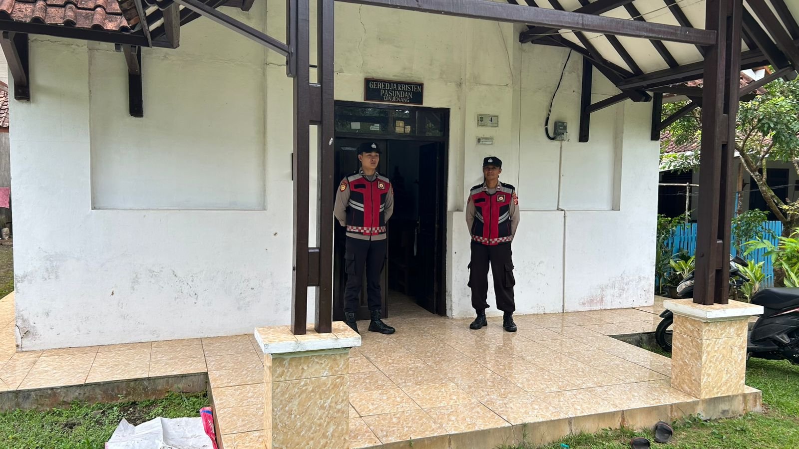 Polsek Cisaga Hadir Berikan Rasa Aman, Ibadah Umat Nasrani di Cinyenang Berlangsung Kondusif