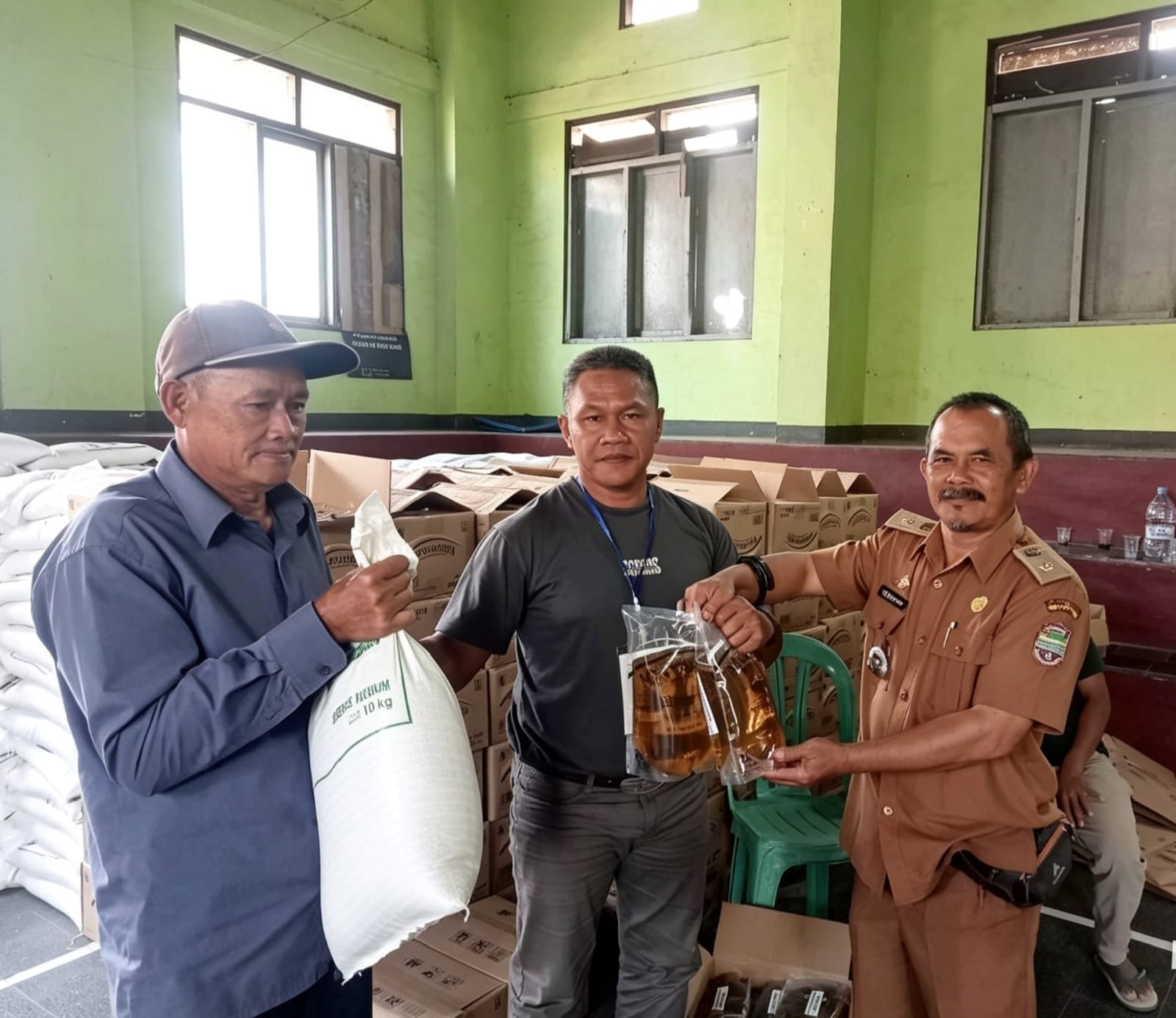 BANTUAN PANGAN DISALURKAN KE 706 WARGA SINDANGLAYA, KEPALA DESA INGATKAN TAK DIPERJUALBELIKAN