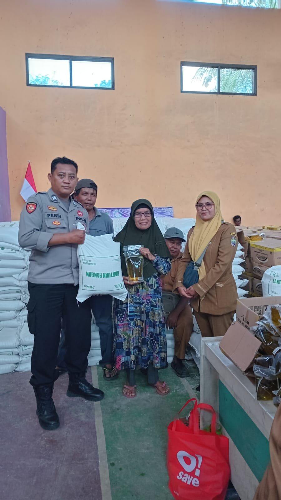Polsek Lakbok Kawal Penyaluran Bantuan Pangan Nasional untuk Ratusan Warga Desa Puloerang
