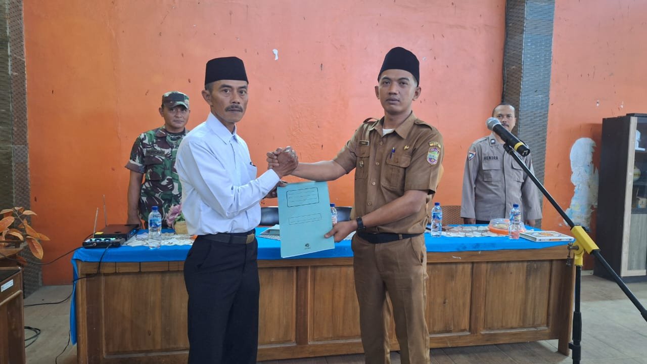 Polsek Cimaragas Kawal Pelantikan Perangkat Desa Janggala untuk Perkuat Pelayanan dan Stabilitas Kamtibmas