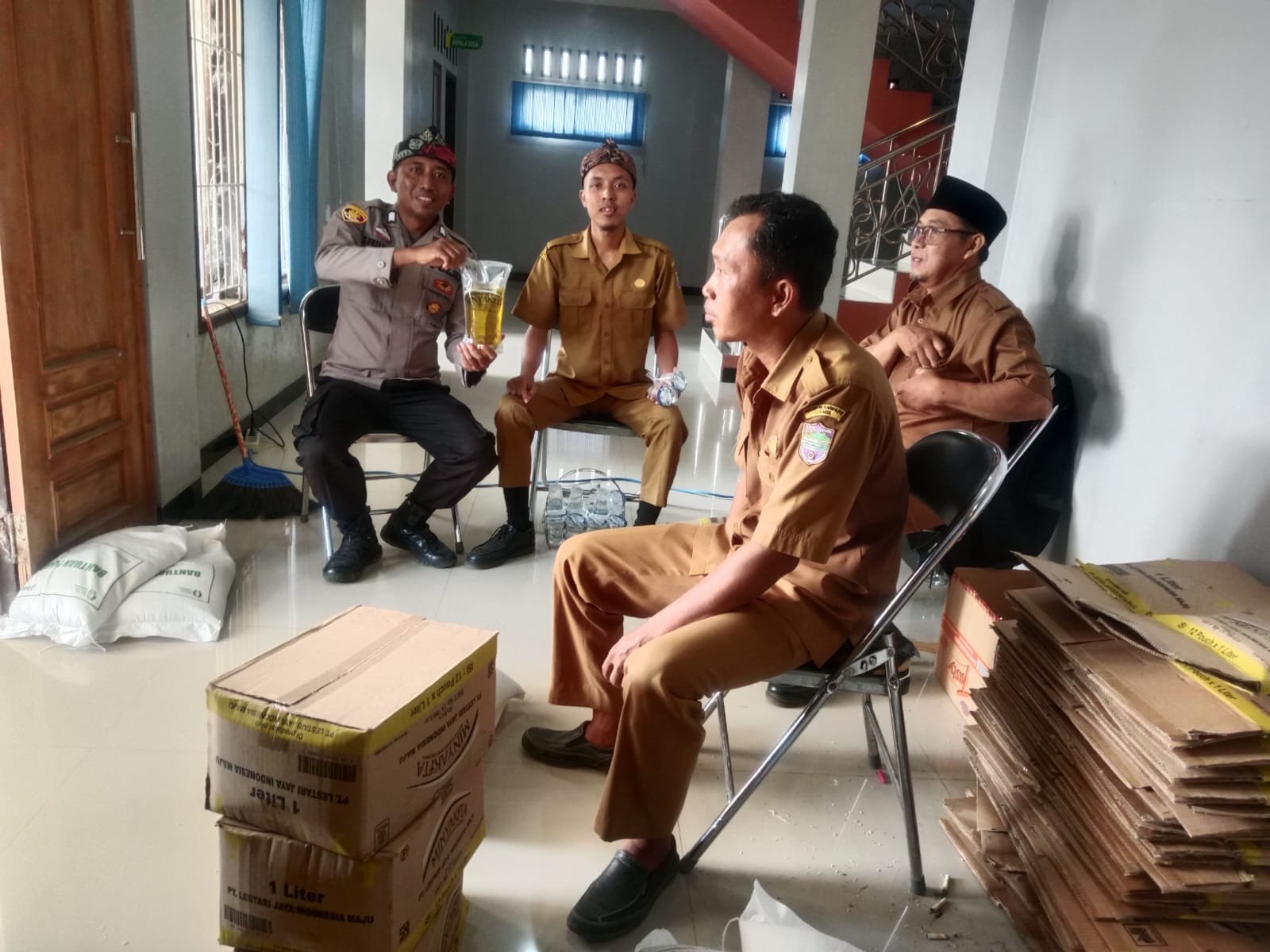Polsek Lakbok Kawal Penyaluran Bantuan Pangan Nasional untuk Ratusan Warga Desa Tambakreja