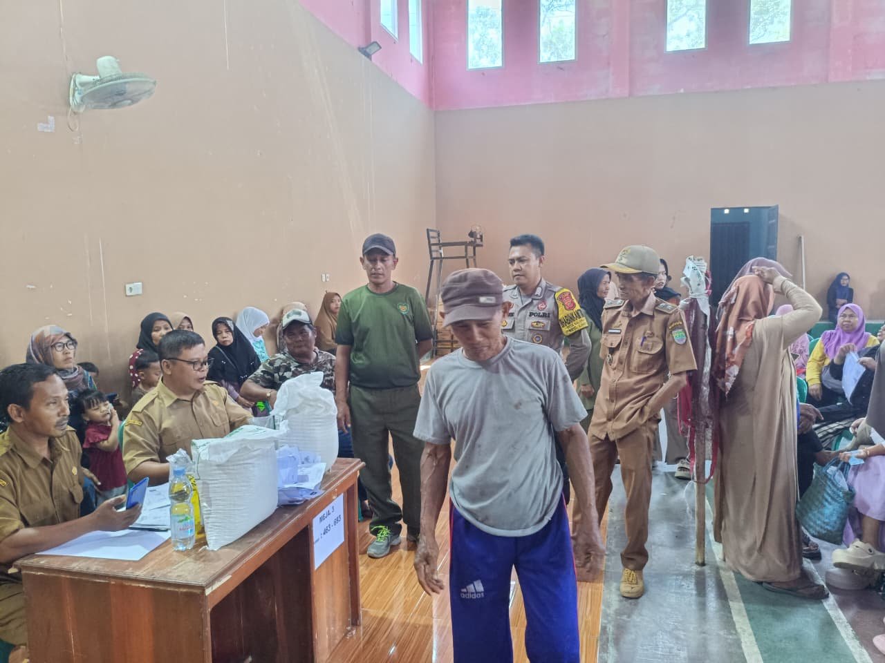 Polsek Lakbok Kawal Penyaluran Bantuan Pangan untuk Ratusan KPM di Desa Kalapasawit