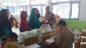 Polsek Lakbok Polres Ciamis Awasi Distribusi Bantuan Pangan ke Warga Padaringan