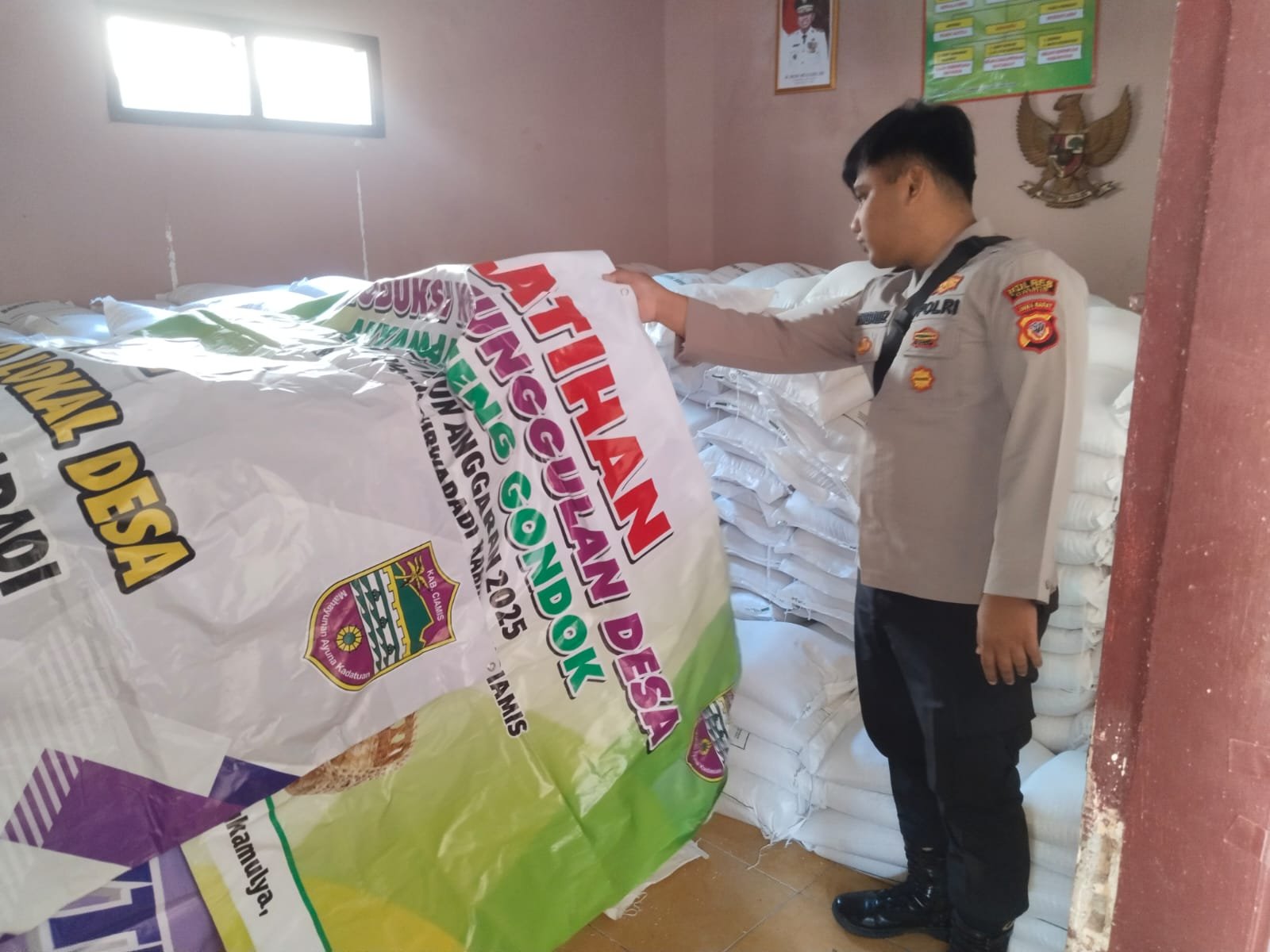 Polsek Lakbok Polres Ciamis Awasi Distribusi Bantuan Pangan ke Warga Sukamulya