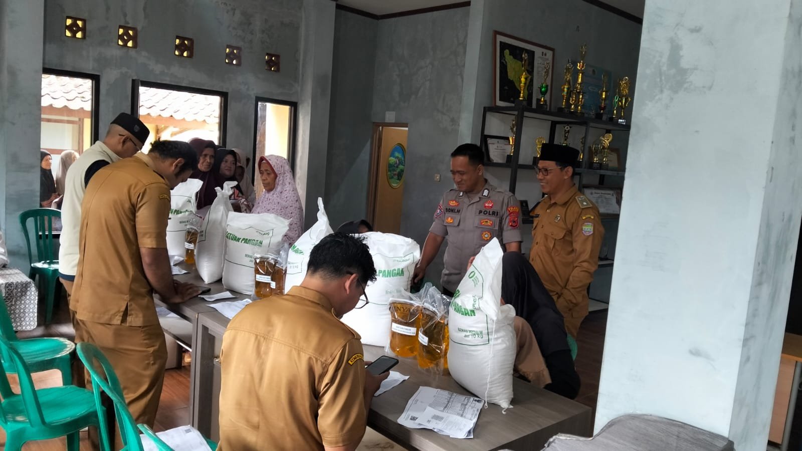 Polsek Panjalu Polres Ciamis Awasi Distribusi Bantuan Pangan ke Warga Hujungtiwu