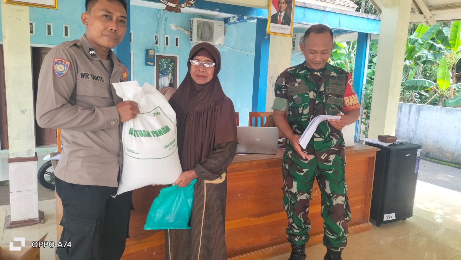 Polsek Lakbok Polres Ciamis Awasi Distribusi Bantuan Pangan ke Warga Bantardawa