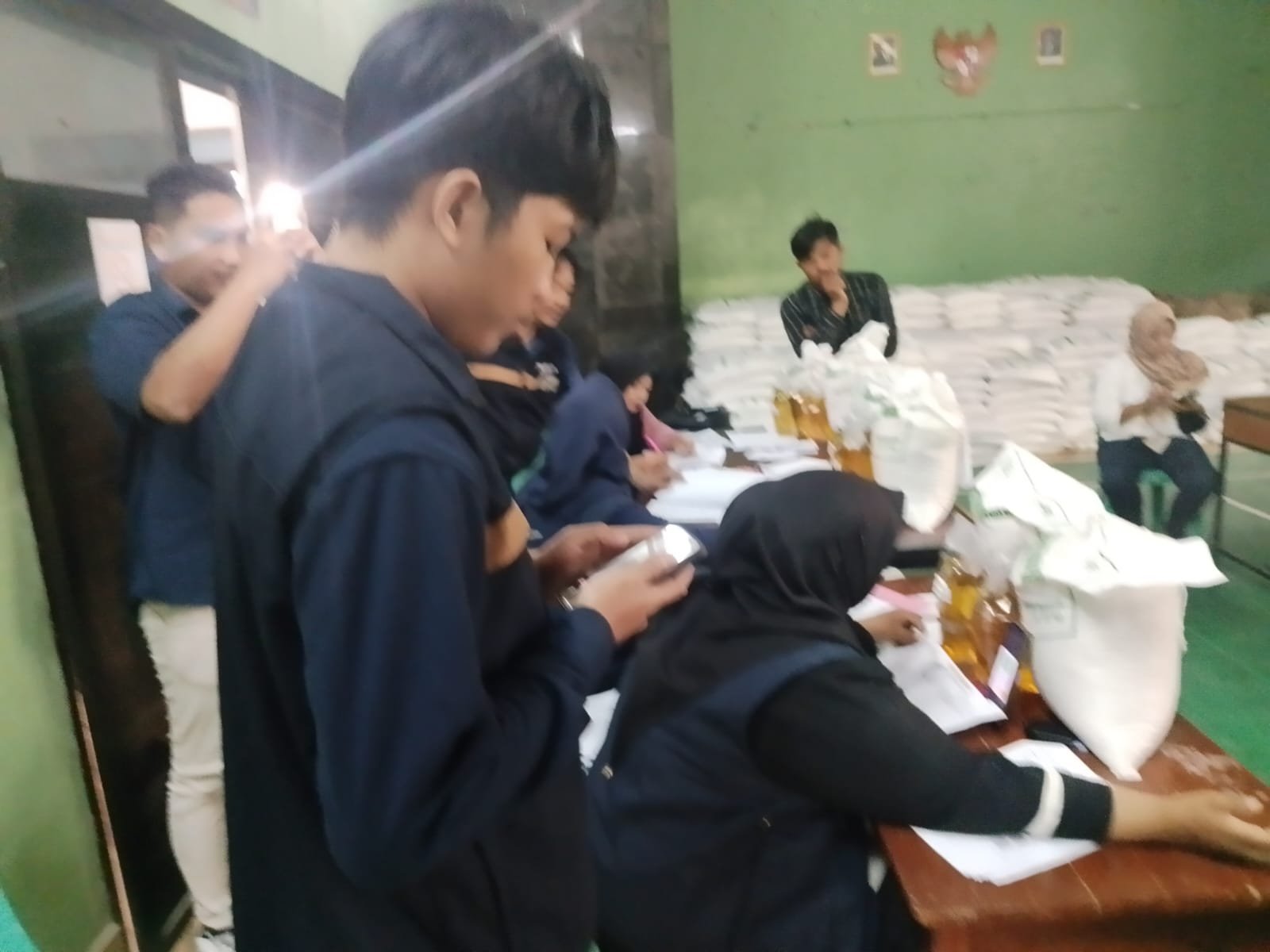 Polsek Panjalu Polres Ciamis Awasi Distribusi Bantuan Pangan ke Warga Sukamantri