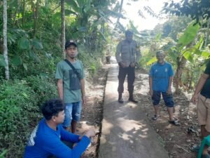 Perkuat Sinergitas, Dua Personel Polsek Cipaku Polres Ciamis Datangi Warga di Selamanik
