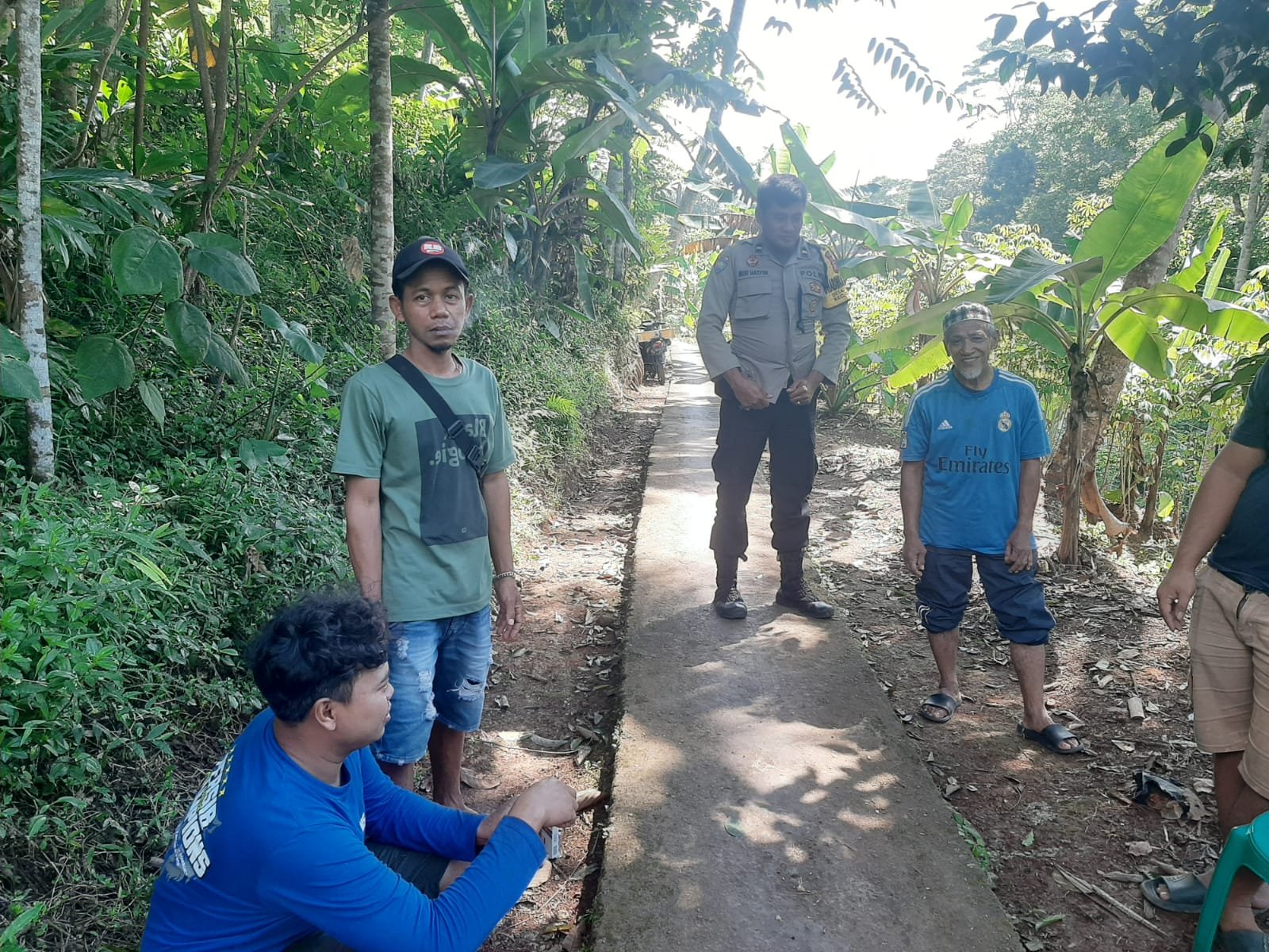 Perkuat Sinergitas, Dua Personel Polsek Cipaku Polres Ciamis Datangi Warga di Selamanik