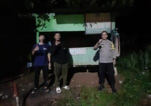 Bhabinkamtibmas Polsek Cijeungjing Tingkatkan Keamanan Lingkungan Melalui Monitoring Siskamling di Desa Bojongmengger