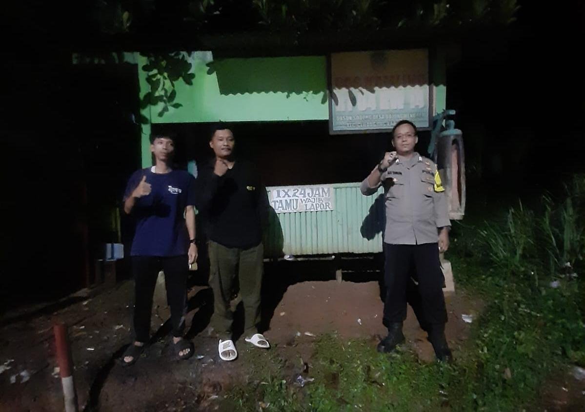 Bhabinkamtibmas Polsek Cijeungjing Tingkatkan Keamanan Lingkungan Melalui Monitoring Siskamling di Desa Bojongmengger
