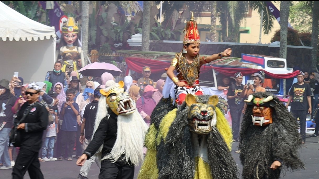 Polres Ciamis Kawal Galuh Ethnic Carnaval Hari Jadi ke-384 Kabupaten Ciamis Berjalan Aman dan Kondusif