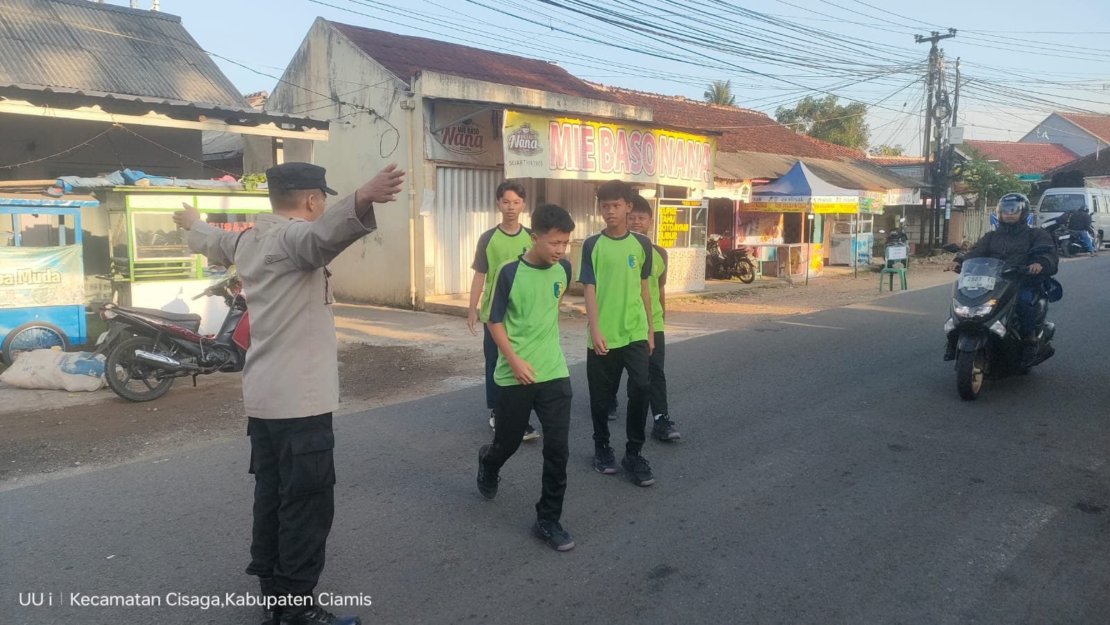 Pelayanan Masyarakat, Polsek Cisaga Rutin Siaga Pagi di Jalanan Depan Sekolah dan Area Keramaian