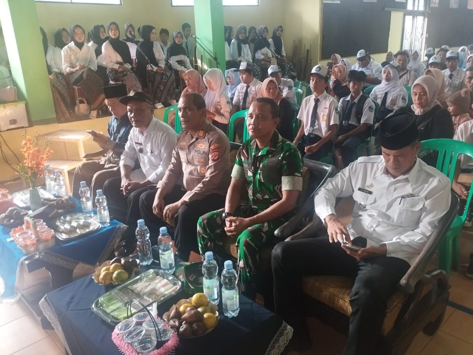 Polsek Cijeungjing Hadiri Tasyakur Kelulusan Siswa SMP Negeri 1 Cijeungjing