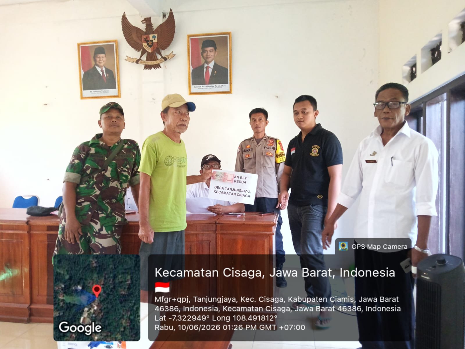Polsek Cisaga Polres Ciamis Awasi Penyaluran BLT DD ke Warga Desa Tanjungjaya