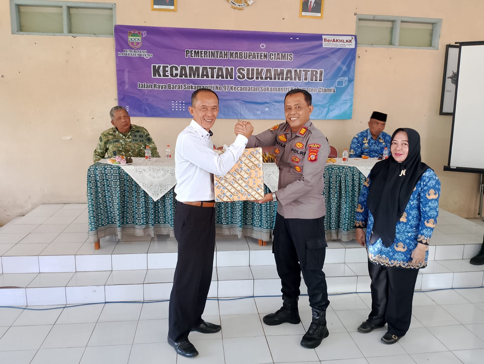 Perkuat Sinergitas, Kapolsek Panjalu Hadiri Pisah Sambut Camat Sukamantri