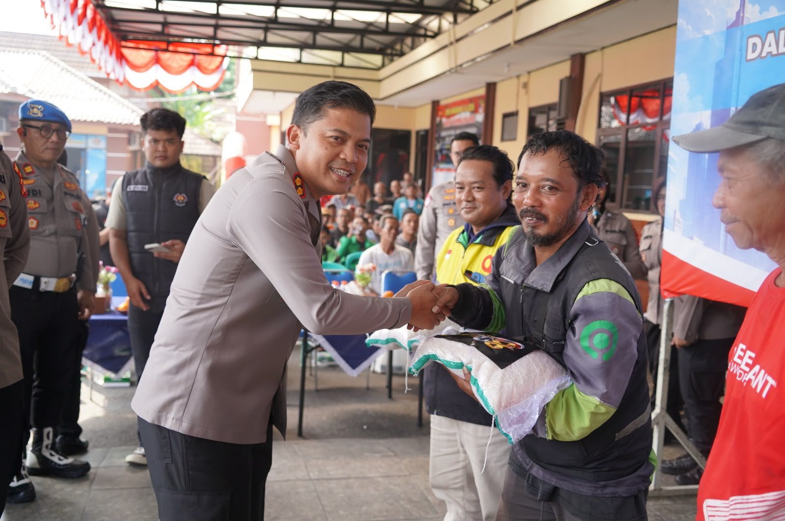 POLRES TASIKMALAYA KOTA GELAR BAKTI SOSIAL HARI BHAYANGKARA KE-80, KAPOLRES AJAK MASYARAKAT JAGA KAMTIBMAS DAN SYUKURI KESEHATAN