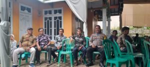 Perkuat Sinergitas, Polsek Cisaga Koorkom Kamtibmas di Acara Hajatan Warga Cimanggu