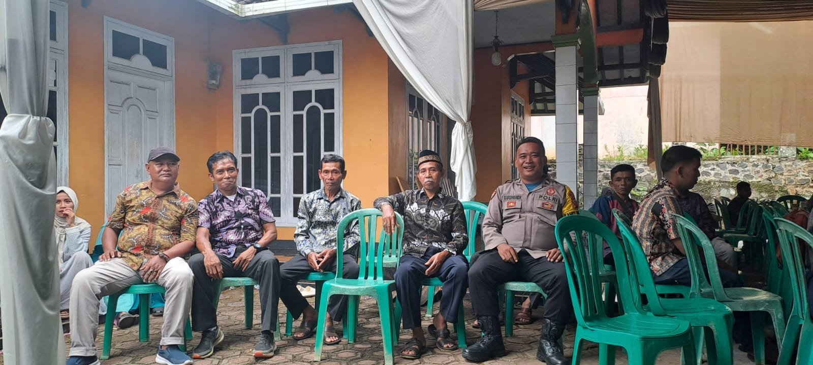 Perkuat Sinergitas, Polsek Cisaga Koorkom Kamtibmas di Acara Hajatan Warga Cimanggu