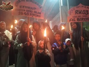 80 Santri Yayasan Nurul Qolbu Al-Barokah dan Warga Cikoneng Meriahkan Pawai Obor Sambut Tahun Baru Islam 1448 Hijriah