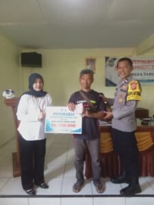 Polsek Kawali Polres Ciamis Awasi Penyaluran BLT DD ke Warga Desa Margamulya