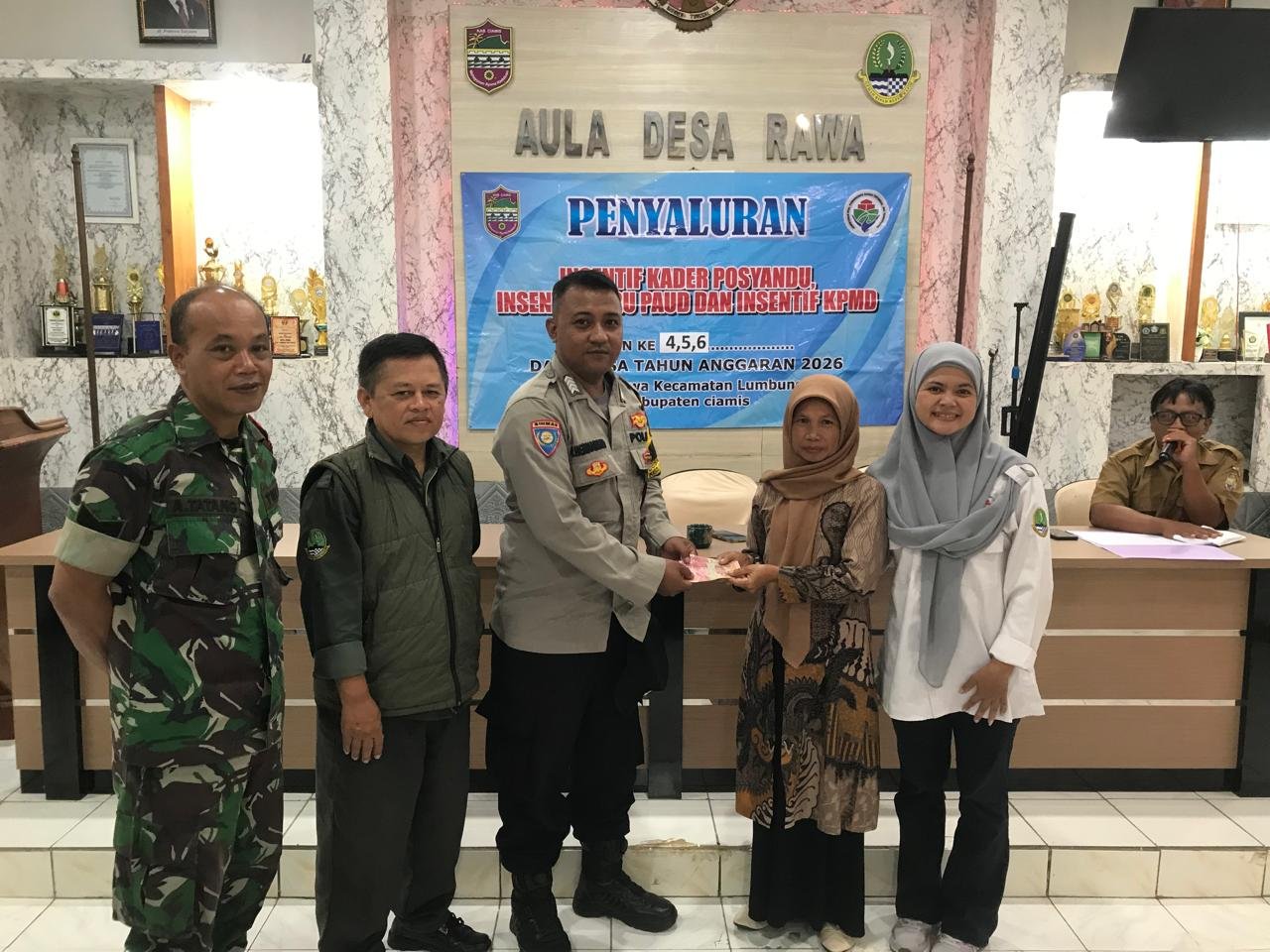 Polsek Kawali Hadiri Proses Penyaluran Insentif Guru Paud dan Kader Posyandu di Desa Rawa