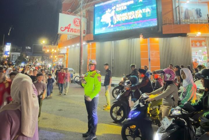 Polri Laksanakan Pengamanan Pawai Obor Sambut Tahun Baru Islam 1448 Hijriah di Kabupaten Garut