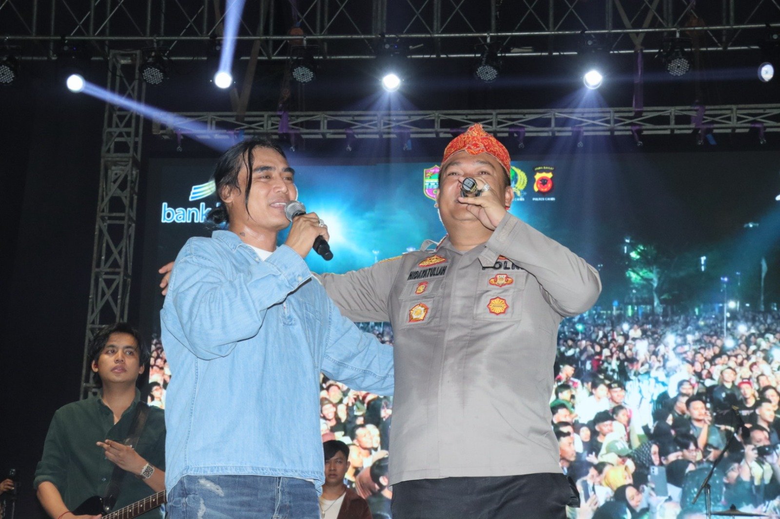 Kapolres Ciamis Cetak Sejarah, Duet Bersama Penyanyi Nasional di Festival Harmoni Tanpa Batas Hari Jadi Kabupaten Ciamis ke-384