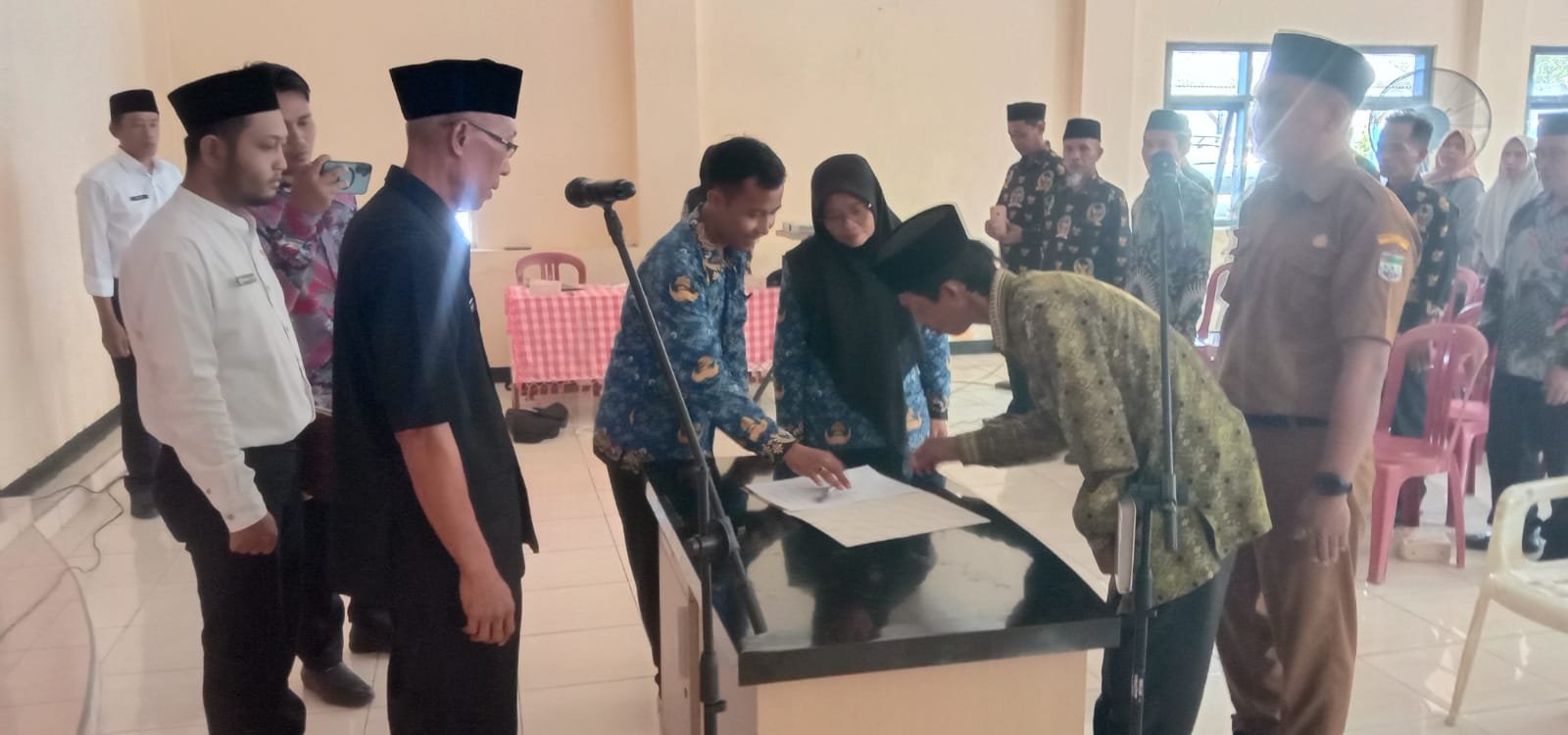 Sinergitas Polri-Pemerintah, Polsek Banjarsari Hadir dan Amankan Pelantikan Perangkat Desa Cicapar