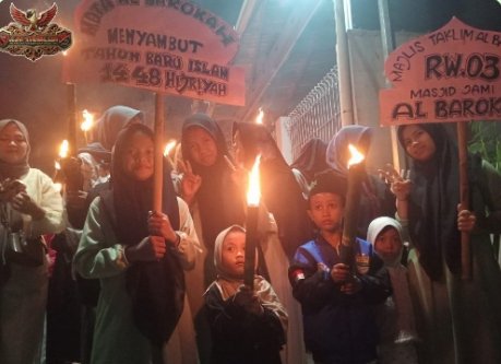 Ratusan Warga Dan Santri Yayasan Nurul Qolbu, Menyambut Tahun Baru Islam 1 Muharam 1448 H Dengan Pawai Obor