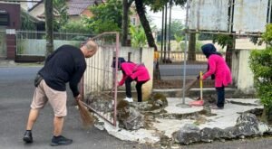 WARGA KERTASARI KOMPAK GOTONG ROYONG BERSIHKAN LINGKUNGAN
