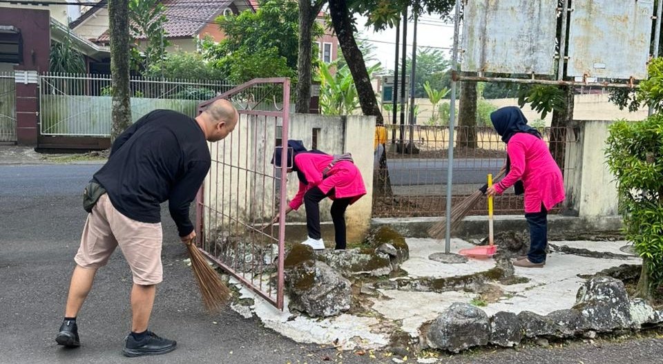 WARGA KERTASARI KOMPAK GOTONG ROYONG BERSIHKAN LINGKUNGAN